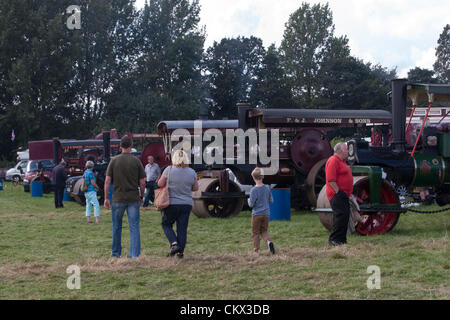 25. August 2012 Northamptonshire. VEREINIGTES KÖNIGREICH. Earls Barton Oldtimer Rallye und Land Fair.Steam Rollen aufgereiht. Die Bank Holiday Wochenende Wettervorhersage ist nicht gut, aber der Regen hat ferngehalten, Stockfoto