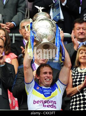 17.05.2012 London, England. Mann des Spiels Brett Hodgson hält die Trophäe empor in beim ersten Versuch zwischen England und Westindien von Lords. Warrington gewann das Finale mit einem Score von 35-18 in Leeds. Stockfoto