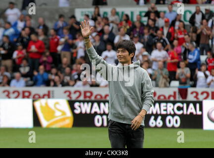 FAO Sport Bild Schreibtisch Bild: Ki Sung-Yueng der Neuzugang von Swansea grüßt Fans. Samstag, 25. August 2012 Re: Barclays Premier League Swansea City FC V West Ham im Liberty Stadium, Südwales. Stockfoto