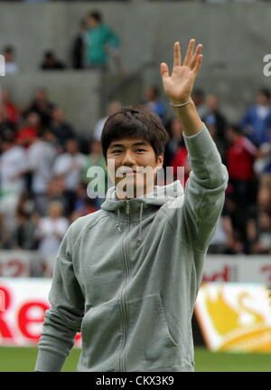 FAO Sport Bild Schreibtisch Bild: Ki Sung-Yueng der Neuzugang von Swansea grüßt Fans. Samstag, 25. August 2012 Re: Barclays Premier League Swansea City FC V West Ham im Liberty Stadium, Südwales. Stockfoto