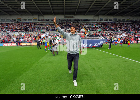 FAO Sport Bild Schreibtisch Bild: Ki Sung-Yueng der Neuzugang von Swansea grüßt Fans. Samstag, 25. August 2012 Re: Barclays Premier League Swansea City FC V West Ham im Liberty Stadium, Südwales. Stockfoto