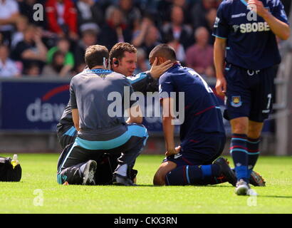 FAO Sport Bild Schreibtisch Bild: Winston Reid von West Ham (R) verletzt auf dem Boden. Samstag, 25. August 2012 Re: Barclays Premier League Swansea City FC V West Ham im Liberty Stadium, Südwales. Stockfoto