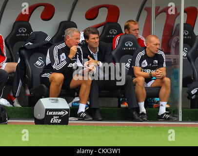 FAO Sport Bild Schreibtisch Bild: Michael Laudrup Manager für Swansea (C) mit Trainer Alan Curtis (L) und Adrian Tucker (R). Samstag, 25. August 2012 Re: Barclays Premier League Swansea City FC V West Ham im Liberty Stadium, Südwales. Stockfoto