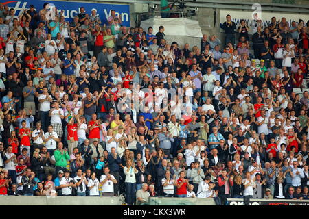 FAO Sport Bild Schreibtisch Bild: Begeistert Swansea Fans jubeln. Samstag, 25. August 2012 Re: Barclays Premier League Swansea City FC V West Ham im Liberty Stadium, Südwales. Stockfoto