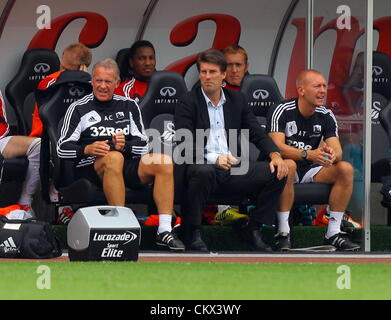 FAO Sport Bild Schreibtisch Bild: Michael Laudrup Manager für Swansea (C) mit Trainer Alan Curtis (L) und Adrian Tucker (R). Samstag, 25. August 2012 Re: Barclays Premier League Swansea City FC V West Ham im Liberty Stadium, Südwales. Stockfoto