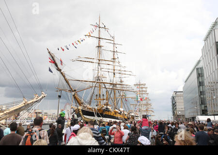 25. August 2012. Eines der Großsegler liegt auf den Fluss Liffey während ihrer letzten Tag im Hafen, über 1 Million Besucher fand an Kai für die dreitägige Veranstaltung in Dublin während der Festspiele 2012 große Schiffe. Stockfoto