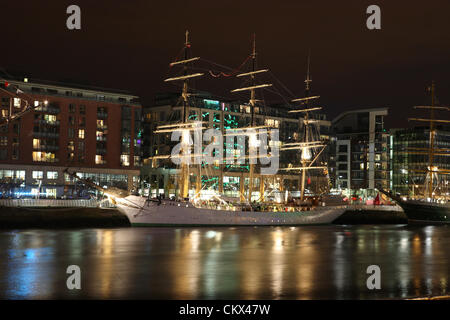 25. August 2012. Eines der Großsegler Berthed auf den Fluss Liffey in ihrer letzten Nacht im Hafen, über 1 Million Besucher fand an Kai für die dreitägige Veranstaltung in Dublin während der Festspiele 2012 große Schiffe. Stockfoto