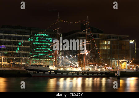 25. August 2012. Eines der vierzig Großsegler Berthed auf den Fluss Liffey in ihrer letzten Nacht im Hafen, über 1 Million Besucher fand an Kai für die dreitägige Veranstaltung in Dublin während der Festspiele 2012 große Schiffe. Reflexion von Dublins Konferenzzentrum kann in grün gesehen. Stockfoto