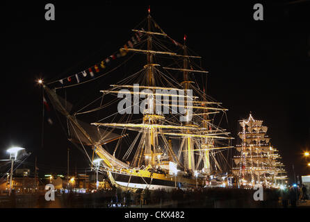 25. August 2012. Spät in die Abend Massen in Dublin versammelten sich, um den Großseglern anzeigen auf den Fluss Liffey festgemacht. Mehr als 1 Million Besucher nahmen an dem Spektakel über drei Tage. Stockfoto