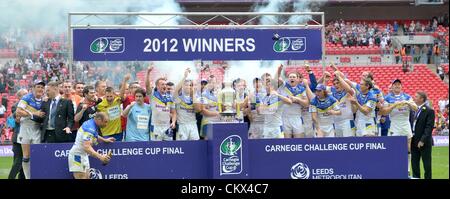 25. August 2012. London, England. Warrington feiern nach Carnegie Challenge Cup Finale zwischen Leeds Rhinos und Warrington Wölfe vom Wembley Stadion entfernt. Stockfoto