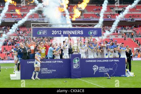 25. August 2012. London, England.  Warrington feiern nach Carnegie Challenge Cup Finale zwischen Leeds Rhinos und Warrington Wölfe vom Wembley Stadion entfernt. Stockfoto