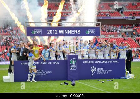 25. August 2012. London, England.  Warrington feiern nach Carnegie Challenge Cup Finale zwischen Leeds Rhinos und Warrington Wölfe vom Wembley Stadion entfernt. Stockfoto