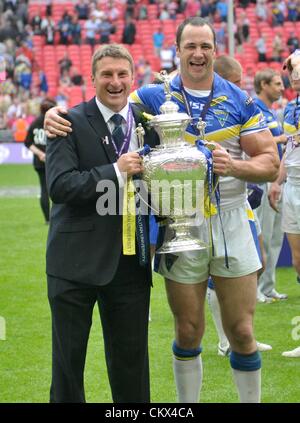 25. August 2012. London, England. Brian McDermott und Adrian Morley mit der Trophäe nach Carnegie Challenge Cup Finale zwischen Leeds Rhinos und Warrington Wölfe vom Wembley Stadion entfernt. Stockfoto