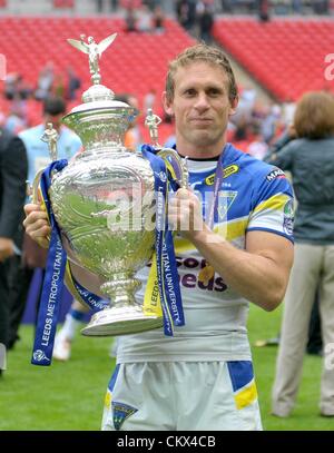 25. August 2012. London, England.  Ben Westwood mit dem Cup während der Carnegie Challenge Cup-Finale zwischen Leeds Rhinos und Warrington Wölfe vom Wembley Stadion entfernt. Stockfoto