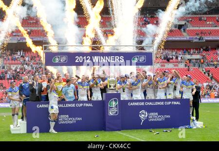 25. August 2012. London, England.  Warrington feiern nach der Carnegie Challenge-Cup-Finale zwischen Leeds Rhinos und Warrington Wölfe vom Wembley Stadion entfernt. Stockfoto