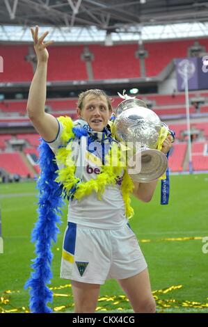 25. August 2012. London, England.  Ben Westwood mit dem Cup während der Carnegie Challenge Cup-Finale zwischen Leeds Rhinos und Warrington Wölfe vom Wembley Stadion entfernt. Stockfoto