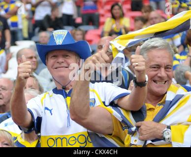 25. August 2012. London, England.  Warrington-Fans während der Carnegie Challenge Cup-Finale zwischen Leeds Rhinos und Warrington Wölfe vom Wembley Stadion entfernt. Stockfoto