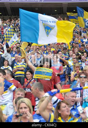 25. August 2012. London, England.  Warrington-Fans während der Carnegie Challenge Cup-Finale zwischen Leeds Rhinos und Warrington Wölfe vom Wembley Stadion entfernt. Stockfoto