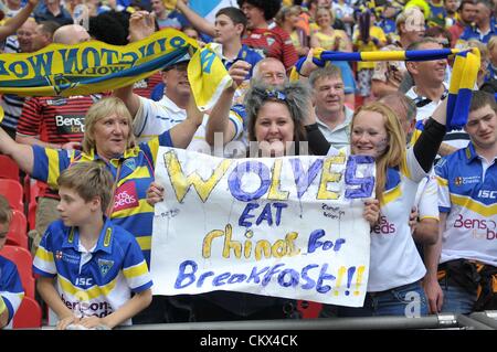 25. August 2012. London, England.  Warrington Fan genießen Sieg während der Carnegie Challenge Cup-Finale zwischen Leeds Rhinos und Warrington Wölfe vom Wembley Stadion entfernt. Stockfoto