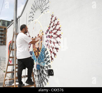 25. Aug 2012. Die Könige von Beton Graffiti Künstler, die Visual während des Tall Ships Festival in Dublin behandelt. Eines der Kunstwerke im Gange. Das dreitägige Festival hat Hunderttausende von Besuchern, die während der hohen Schiffe im Hafen waren. Stockfoto