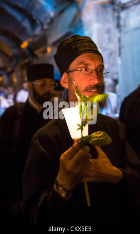 Unbekannter Mönche nehmen Teil in einer Kerzenprozession im Rahmen des Festes der Himmelfahrt der Jungfrau Maria Stockfoto