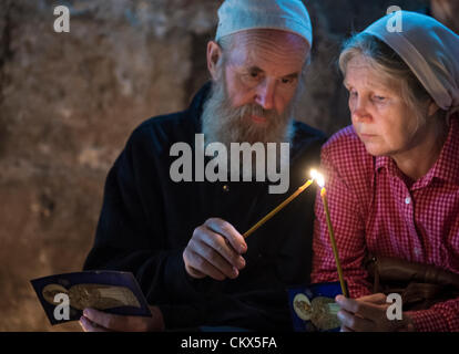 JERUSALEM - 25 AUGUST: Nicht identifizierte Pilger in das Grab Mariens in Gethsemane betet während des Festes Mariä Himmelfahrt der Jungfrau Maria am 25. August 2012 im alten Jerusalem Israel Stockfoto