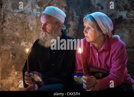 JERUSALEM - 25 AUGUST: Nicht identifizierte Pilger in das Grab Mariens in Gethsemane betet während des Festes Mariä Himmelfahrt der Jungfrau Maria am 25. August 2012 im alten Jerusalem Israel Stockfoto