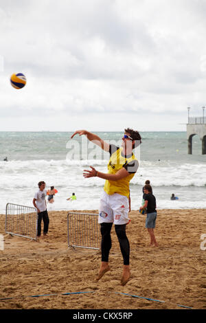 Boscombe Beach, Bournemouth, Dorset, Großbritannien, Samstag, 25. August 2012. Die Endspiele der Volleyball England Beach Tour (VEBT) finden am Boscombe Beach über das Feiertagswochenende am 25-26. August statt. Erstklassige Volleyballspieler kämpfen um den National Beach Volleyball Champions 2012 Stockfoto