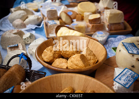 26. August 2012 Krakau / Polen - Marktstand während jährliche traditionelle polnische Speisen Festivals. Gezeigt, dass Oscypek einen geräucherten Käse hergestellt von gesalzener Schafsmilch ausschließlich in der hohen Tatra-Region Polens ist. Stockfoto