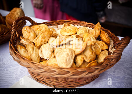 26. August 2012 Krakau / Polen - Marktstand während jährliche traditionelle polnische Speisen Festivals. Gezeigt, dass Oscypek einen geräucherten Käse hergestellt von gesalzener Schafsmilch ausschließlich in der hohen Tatra-Region Polens ist. Stockfoto