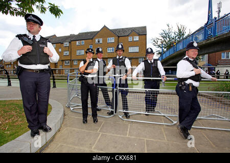 26. August 2012. Polizei auf dem Notting Hill Carnival am Kindertag, London, England. Bildnachweis: Paul Brown / Alamy Live News Stockfoto