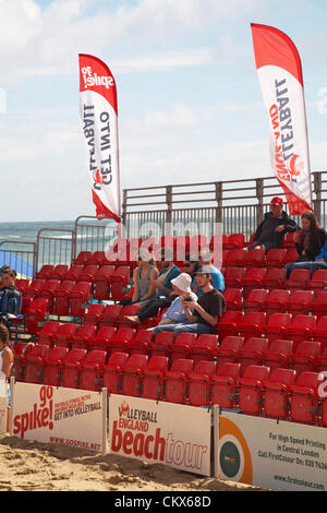 Boscombe Beach, Bournemouth, Dorset, Großbritannien, Samstag, 25. August 2012. Die Endspiele der Volleyball England Beach Tour (VEBT) finden am Boscombe Beach über das Feiertagswochenende am 25-26. August statt. Erstklassige Volleyballspieler kämpfen um den National Beach Volleyball Champions 2012 Stockfoto