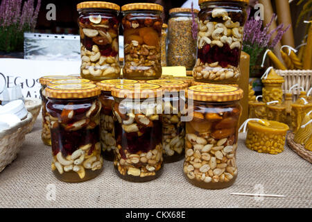 26. August 2012 Honig Krakau, Polen - Marktstand mit mit Nüssen während jährliche traditionelle polnische Speisen Festivals. Stockfoto