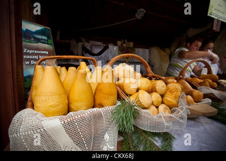 26. August 2012 Krakau / Polen - Marktstand während jährliche traditionelle polnische Speisen Festivals. Gezeigt, dass Oscypek einen geräucherten Käse hergestellt von gesalzener Schafsmilch ausschließlich in der hohen Tatra-Region Polens ist. Stockfoto