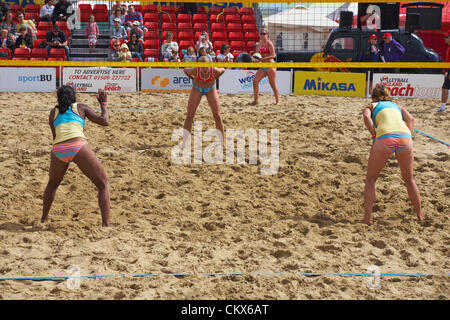 Boscombe Beach, Bournemouth, Dorset, Großbritannien, Samstag, 25. August 2012. Die Endspiele der Volleyball England Beach Tour (VEBT) finden am Boscombe Beach über das Feiertagswochenende am 25-26. August statt. Erstklassige Volleyballspieler kämpfen um den National Beach Volleyball Champions 2012 Stockfoto