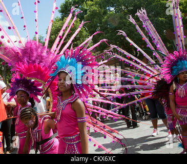 26. August 2012, Sonntag, Nottinghill Carnival Nottinghill Gate, London, UK - 12.03 H schweben Prozession - junge Teilnehmer in Tracht im Rahmen der Parade nach unten Ladbroke Grove. Bildnachweis: Miguel Sobreira / Alamy Live News Stockfoto