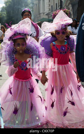 26. August 2012, Sonntag, bis Nottinghill Carnival, Nottinghill Gate, London, UK - 12,48 H - Prozession von Mädchen in rosa und lila Ladbroke Grove. Bildnachweis: Miguel Sobreira / Alamy Live News Stockfoto