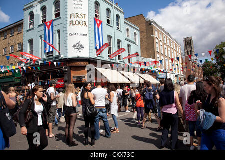 26. August 2012, Sonntag, Nottinghill Carnival Nottinghill Gate, London, UK - 13,12 H - Massen auf der Portobello Road außerhalb Ground Floor Bar. Bildnachweis: Miguel Sobreira / Alamy Live News Stockfoto