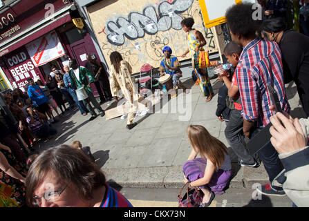 26. August 2012, Sonntag, hinzufügen Nottinghill Carnival, Nottinghill Gate, London, UK - 13,16 H - Trommler Busk und Entertain auf Westbourne Grove alle Carnival Spirit. Bildnachweis: Miguel Sobreira / Alamy Live News Stockfoto