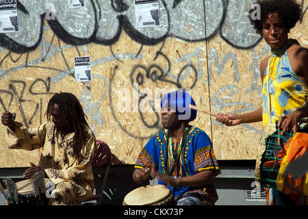 26. August 2012, Sonntag, hinzufügen Nottinghill Carnival, Nottinghill Gate, London, UK - 13,16 H - Trommler Busk und Entertain auf Westbourne Grove alle Carnival Spirit. Bildnachweis: Miguel Sobreira / Alamy Live News Stockfoto