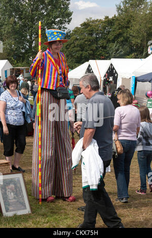 26. August 2012 Northamptonshire. VEREINIGTES KÖNIGREICH. Earls Barton Oldtimer Rallye und Country Fair, eine Dame, die auf Stelzen unterhaltsam Menschen herumlaufen. Bildnachweis: Keith J Smith. / Live-Nachrichten Alamy Stockfoto