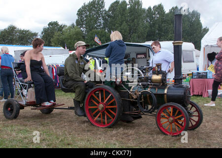 26. August 2012 Northamptonshire. VEREINIGTES KÖNIGREICH. Earls Barton Oldtimer Rallye und Country Fair. Eine kleine Dampfmaschine getrieben rund um die Show. Bildnachweis: Keith J Smith. / Live-Nachrichten Alamy Stockfoto