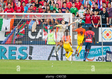 26. August 2012. Pamploma, Spanien. Osasuna 1-2 FC Barcelona spielte Osasunas Torhüter Andres Fernandez in Aktion während der spanischen Liga-Spiel zwischen Osasuna und FC Barcelona Stadium Reyno de Navarra. Stockfoto