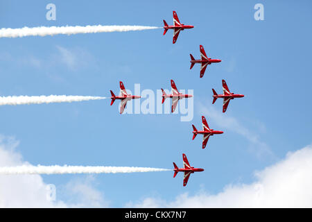 26. August 2012. Die Red Arrows wow der Auflauf am Flügel und Räder, Dunsfold, Surrey heute - 26.8.12 mit ein spektakuläres Feuerwerk. Flügel & Räder feiert seinen 70. Geburtstag in diesem Jahr mit einer Vielzahl von dynamischen Luft und Autofahren zeigt, Stunt fahren, statische Fahrzeug Ausstellungen, shopping, tanzen, live-Bands und Arena Attraktionen. Die Airshow hat dazu beigetragen, mehr als 250.000 £ für wohltätige Zwecke bisher zu erhöhen. Stockfoto