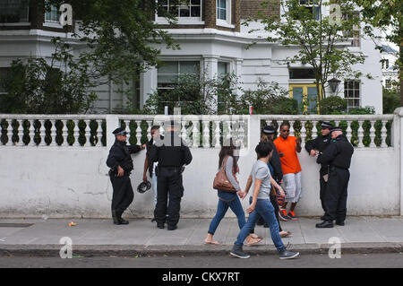 26. August 2012. London, UK. Polizeiliche Befragung Männer an dem Notting HIll Carnival im August 2012 Stockfoto