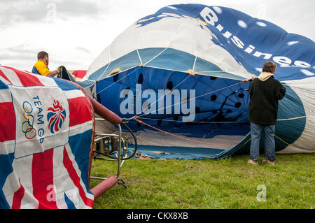 26. August 2012. G-SBIZ Cameron Z.90 Snow Business Hot Air Balloon ist für den Start auf dem Tiverton-Ballon-Festival in Tiverton, Devon, UK vorbereitet. Stockfoto