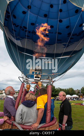 26. August 2012. G-SBIZ Cameron Z.90 Snow Business Hot Air Balloon ist für den Start auf dem Tiverton-Ballon-Festival in Tiverton, Devon, UK vorbereitet. Stockfoto