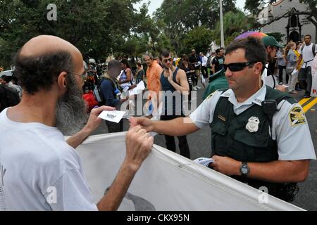 26. August 2012. Demonstranten marschieren auf der Eröffnungsfeier der Republican National Convention, Sonntag, 26. August 2012 in St. Petersburg, FL. Hunderte von Demonstranten marschierten durch die Straßen von St. Petersburg aus Mirror Lake, Tropicana Field. Stockfoto