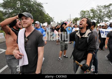 26. August 2012. Demonstranten marschieren auf der Eröffnungsfeier der Republican National Convention, Sonntag, 26. August 2012 in St. Petersburg, FL. Hunderte von Demonstranten marschierten durch die Straßen von St. Petersburg aus Mirror Lake, Tropicana Field. Stockfoto