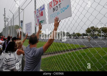 26. August 2012. Demonstranten marschieren auf der Eröffnungsfeier der Republican National Convention, Sonntag, 26. August 2012 in St. Petersburg, FL. Hunderte von Demonstranten marschierten durch die Straßen von St. Petersburg aus Mirror Lake, Tropicana Field. Stockfoto